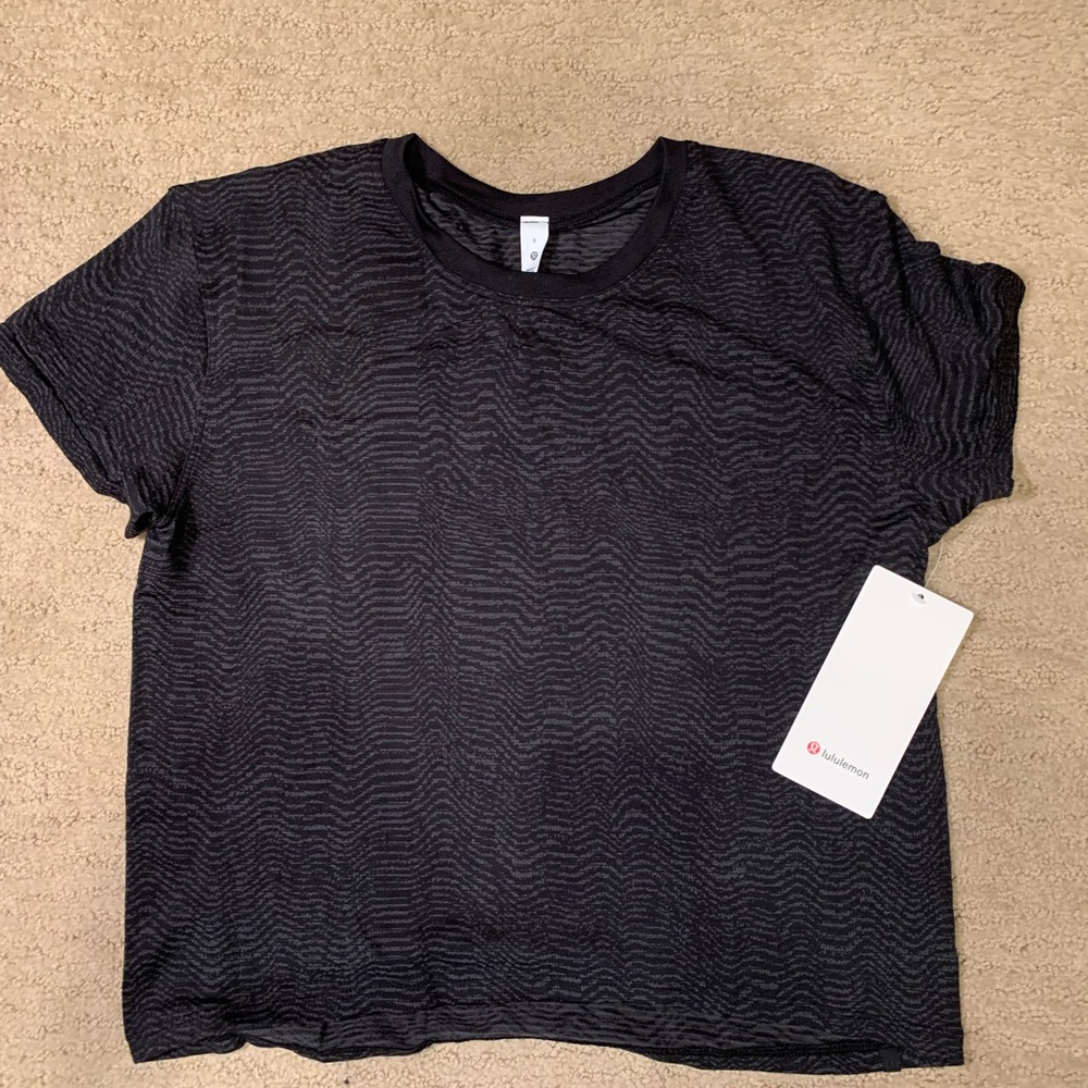 NWT! Lululemon Train to Be Tee in Black Ripple